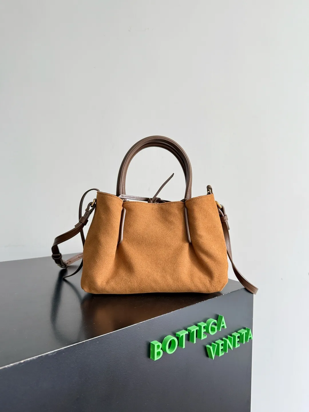Batch 1660 BOTTEGA VENETA 2025 new product pinacoteca has super soft leather, and the weaving function, practicality and relaxed fashion sense have not fallen behind❤️‍🔥Amway has given sisters a must-have bag when going out. The size of the bag also accurately meets the commuting needs of urban beauties. It can accommodate mobile phones, keys, lipstick, powder, sunscreen, shopping bags...all of it! ! ! 🔥The capacity should not be underestimated~ It does not choose people, clothes, or occasions. With its majestic curved outline, exquisite woven texture, delicate edges and rounded handles, this woven vegetable basket bag truly achieves the goal of "dressing up and being fashionable without getting in the way"~ Are you interested in Jimei? Style number: 819004 Size: 24*15*12cm